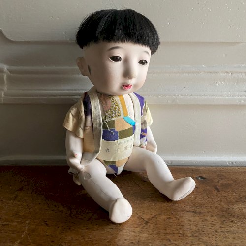 Poupée japonaise en carton bouilli début XXe vêtements d'origine M3746