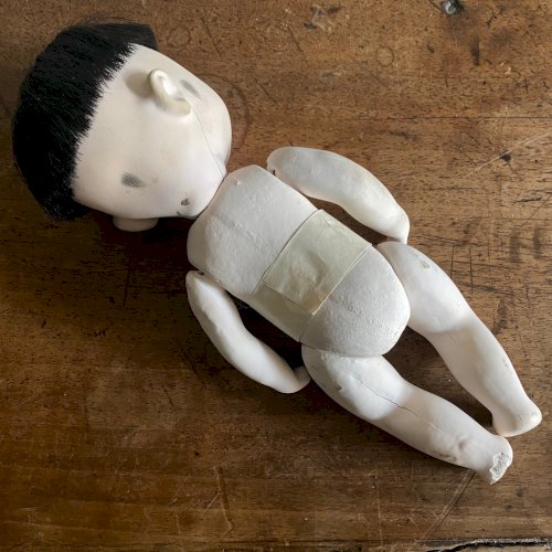 Poupée japonaise en carton bouilli début XXe vêtements d'origine M3746