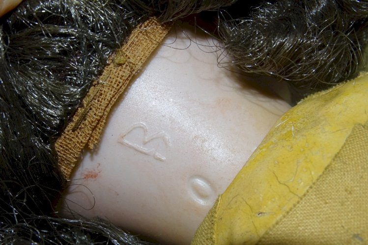 -POUPEE TETE PORCELAINE BOUCHE OUVERTE 4 DENTS Marquée B et 0 Breveté SGDG    D