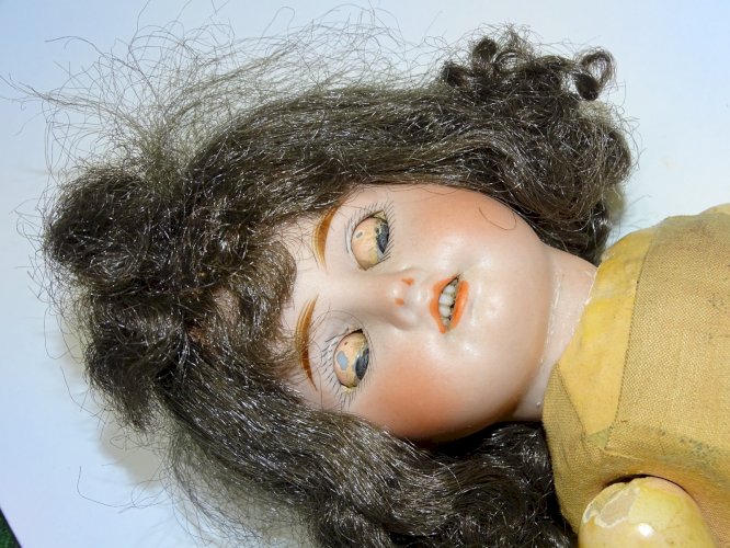 -POUPEE TETE PORCELAINE BOUCHE OUVERTE 4 DENTS Marquée B et 0 Breveté SGDG    D