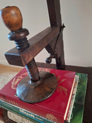 Presse à reliure ancienne pour livres, meuble de métier imprimerie