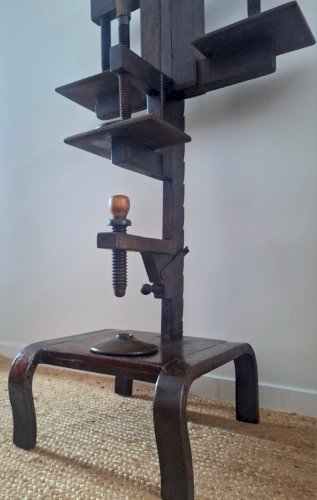 Presse à reliure ancienne pour livres, meuble de métier imprimerie