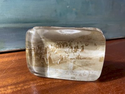 Presse papier en verre Trouville sur Mer 1895