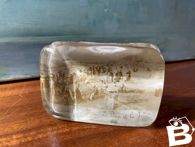 Presse papier en verre Trouville sur Mer 1895
