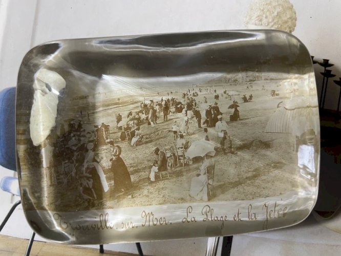 Presse papier en verre Trouville sur Mer 1895
