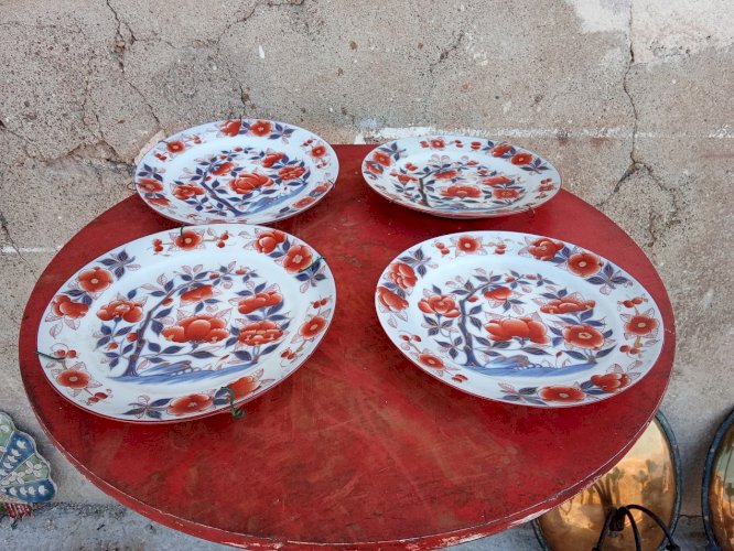 Quatre assiettes en porcelaine Japonaise 