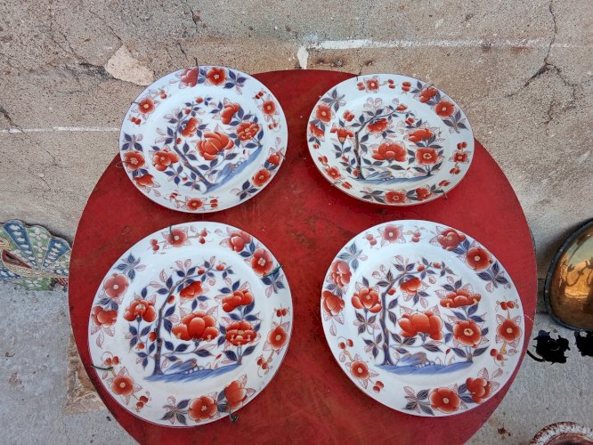 Quatre assiettes en porcelaine Japonaise 