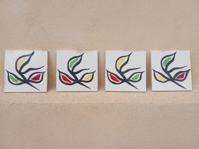 Quatre carreaux en faience de Desvres de Fourmaintraux style Roland Brice