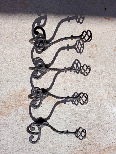 Quatre patères en fer forgé .