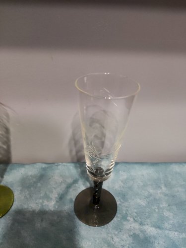 Quatre verres à pied ouvintage