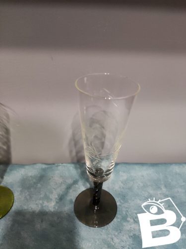 Quatre verres à pied ouvintage
