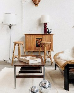 Quentin, the bar and the rattan stools No. 21