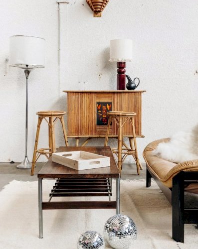 Quentin, le bar et les tabourets en rotin N°21