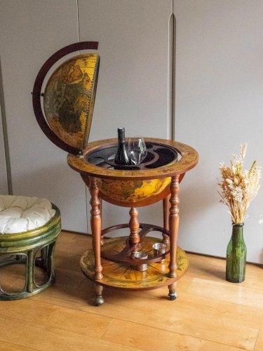 Quentin, le bar globe en bois foncé N°61