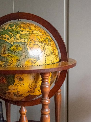 Quentin, le bar globe en bois foncé N°61