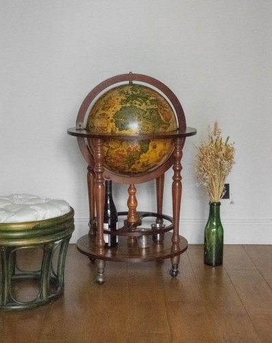 Quentin, le bar globe en bois foncé N°61