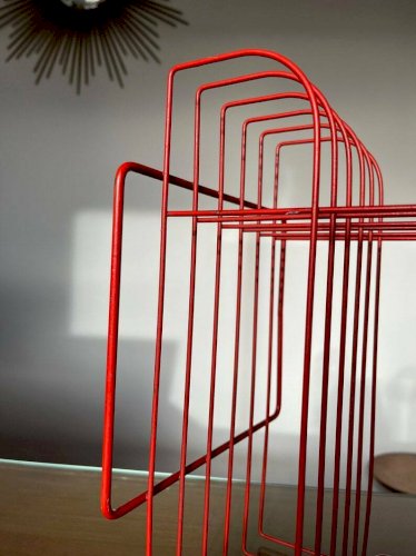 RANGE VINYLES MINIMALISTE EN FIL DE METAL LAQUE ROUGE ANNEES 70 VINTAGE 