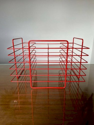 RANGE VINYLES MINIMALISTE EN FIL DE METAL LAQUE ROUGE ANNEES 70 VINTAGE 