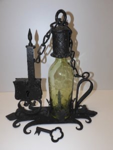 -RARE ANCIENNE CAVE A VIN FER Forgé avec sa clé pour 1 BOUTEILLE déco BAR  XXe D