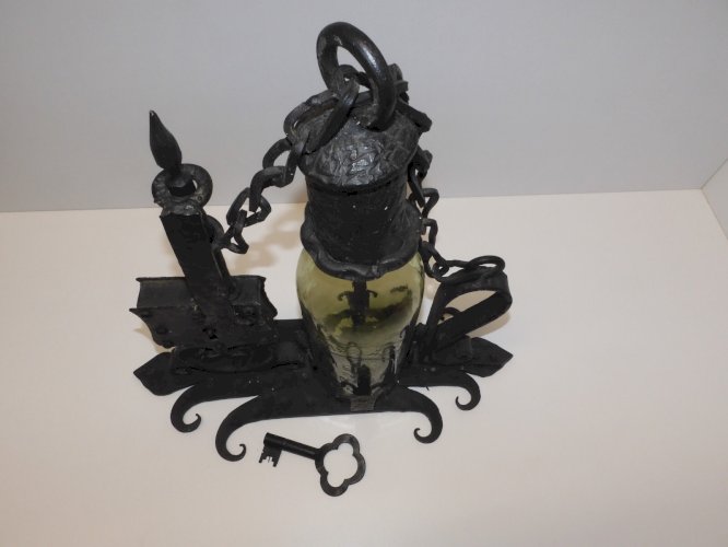 -RARE ANCIENNE CAVE A VIN FER Forgé avec sa clé pour 1 BOUTEILLE déco BAR  XXe D
