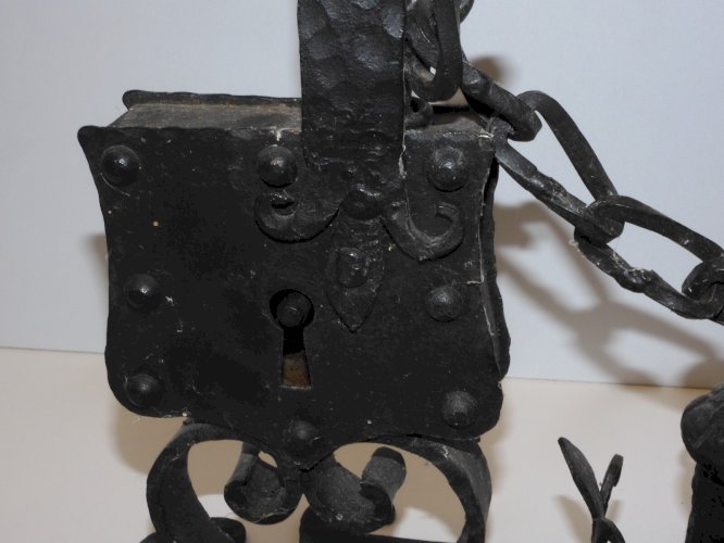 -RARE ANCIENNE CAVE A VIN FER Forgé avec sa clé pour 1 BOUTEILLE déco BAR  XXe D