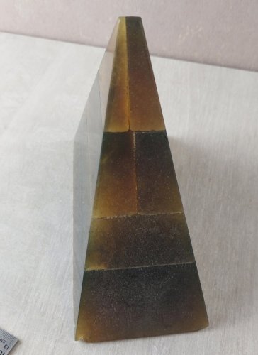 Rare ancienne pyramide / presse papier, en cristal, Daum