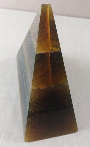 Rare ancienne pyramide / presse papier, en cristal, Daum