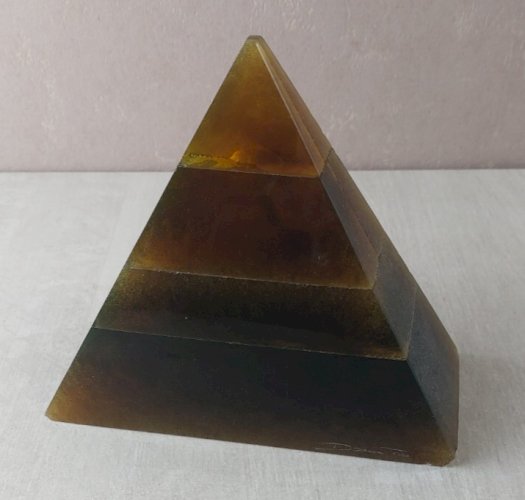 Rare ancienne pyramide / presse papier, en cristal, Daum