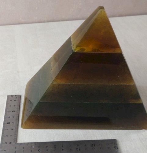 Rare ancienne pyramide / presse papier, en cristal, Daum