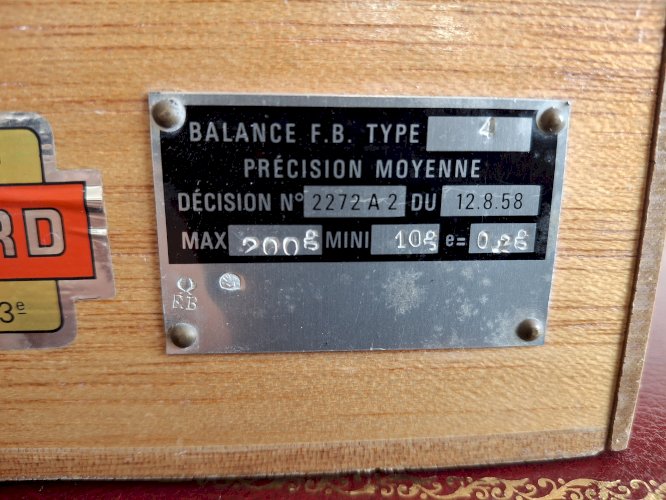 Rare balance de bijoutier complète avec tous les poids dont centigrammes