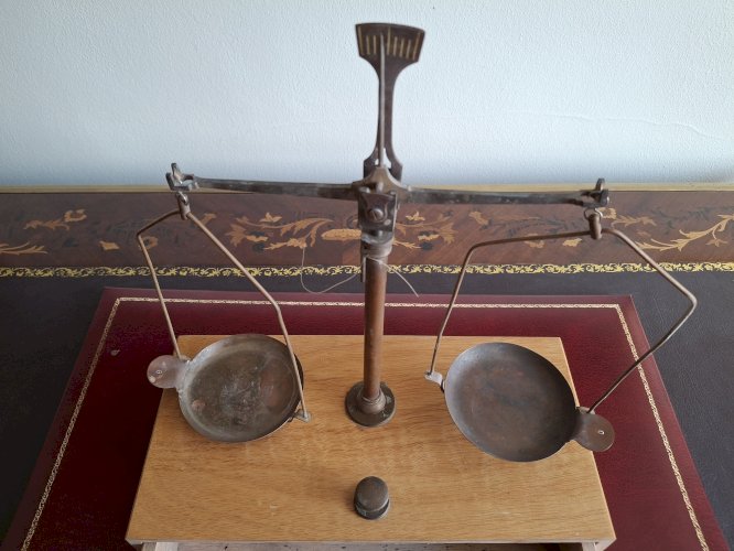 Rare balance de bijoutier complète avec tous les poids dont centigrammes