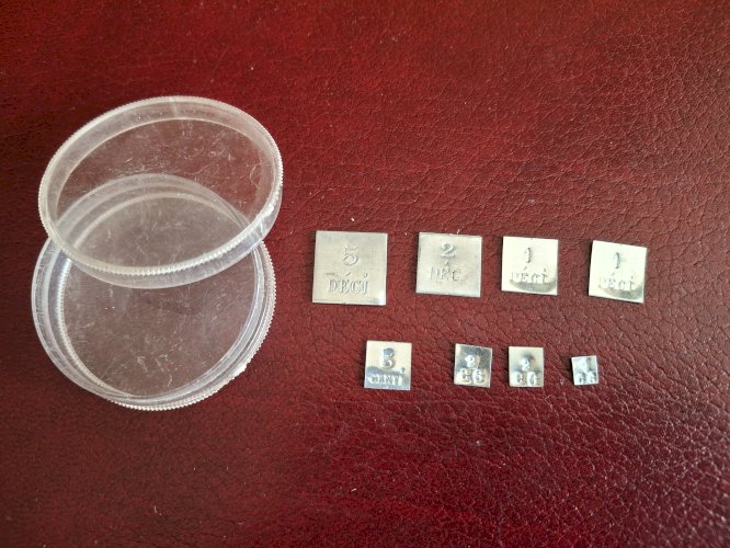 Rare balance de bijoutier complète avec tous les poids dont centigrammes