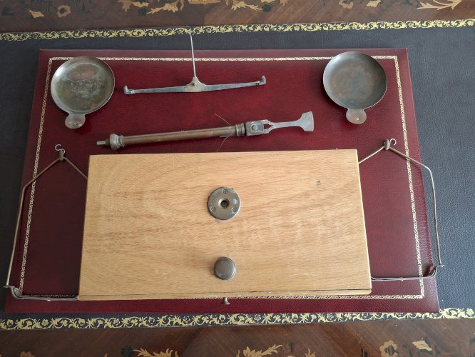 Rare balance de bijoutier complète avec tous les poids dont centigrammes