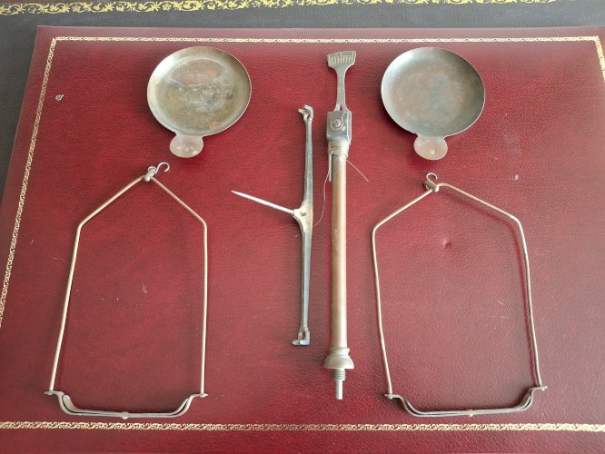 Rare balance de bijoutier complète avec tous les poids dont centigrammes