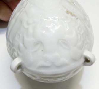 -RARE BELLE POIRE A POUDRE PORCELAINE BLANCHE XIXe SCENES de CHASSE COLLECTION D