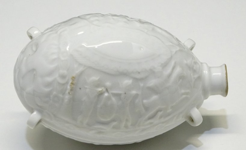 -RARE BELLE POIRE A POUDRE PORCELAINE BLANCHE XIXe SCENES de CHASSE COLLECTION D