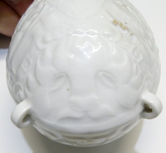-RARE BELLE POIRE A POUDRE PORCELAINE BLANCHE XIXe SCENES de CHASSE COLLECTION D