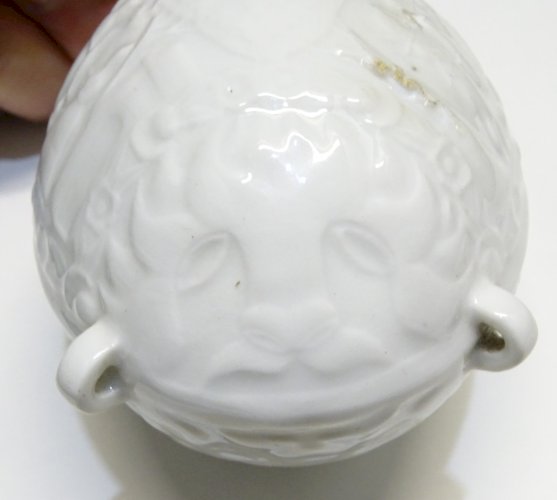 -RARE BELLE POIRE A POUDRE PORCELAINE BLANCHE XIXe SCENES de CHASSE COLLECTION D