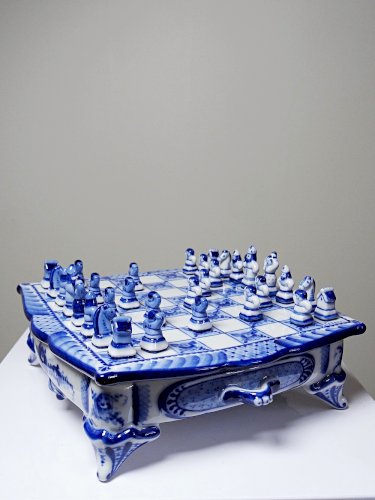 Rare et unique Echiquier de voyage porcelaine de Gzhel signé Yuri Garanin