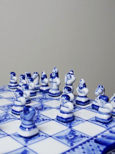 Rare et unique Echiquier de voyage porcelaine de Gzhel signé Yuri Garanin