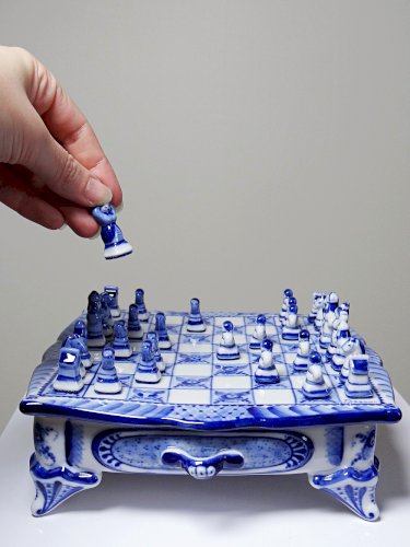 Rare et unique Echiquier de voyage porcelaine de Gzhel signé Yuri Garanin