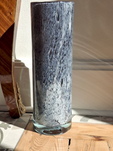Rare grand vase rouleau en verre soufflé décor moucheté camaieu gris / violine