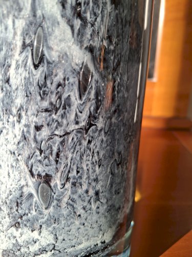 Rare grand vase rouleau en verre soufflé décor moucheté camaieu gris / violine