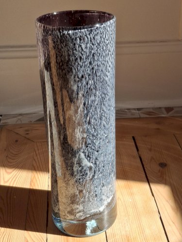 Rare grand vase rouleau en verre soufflé décor moucheté camaieu gris / violine