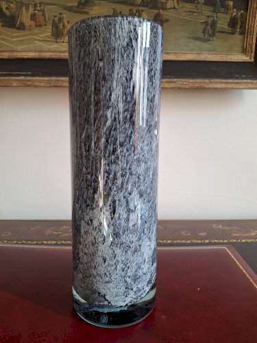Rare grand vase rouleau en verre soufflé décor moucheté camaieu gris / violine