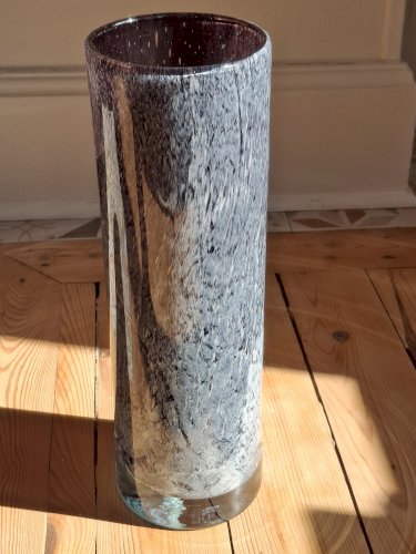 Rare grand vase rouleau en verre soufflé décor moucheté camaieu gris / violine