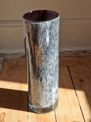Rare grand vase rouleau en verre soufflé décor moucheté camaieu gris / violine