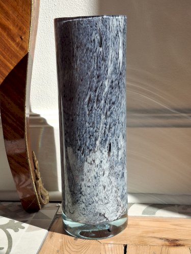 Rare grand vase rouleau en verre soufflé décor moucheté camaieu gris / violine