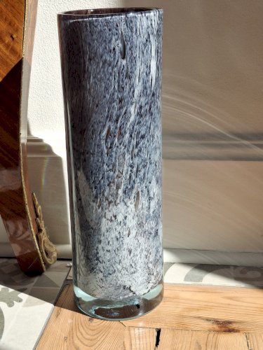 Rare grand vase rouleau en verre soufflé décor moucheté camaieu gris / violine