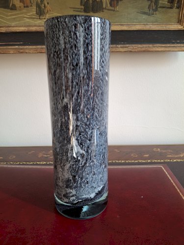 Rare grand vase rouleau en verre soufflé décor moucheté camaieu gris / violine